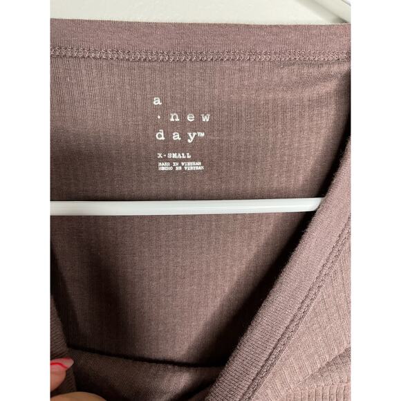 A New Day Brown Ribbed Scoop Neck Neutral Basic Womens Tee Shirt Size XS - Picture 3 of 3